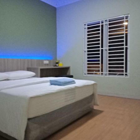 Hotel Sleeprest @ Golden Prima Batam Esterno foto