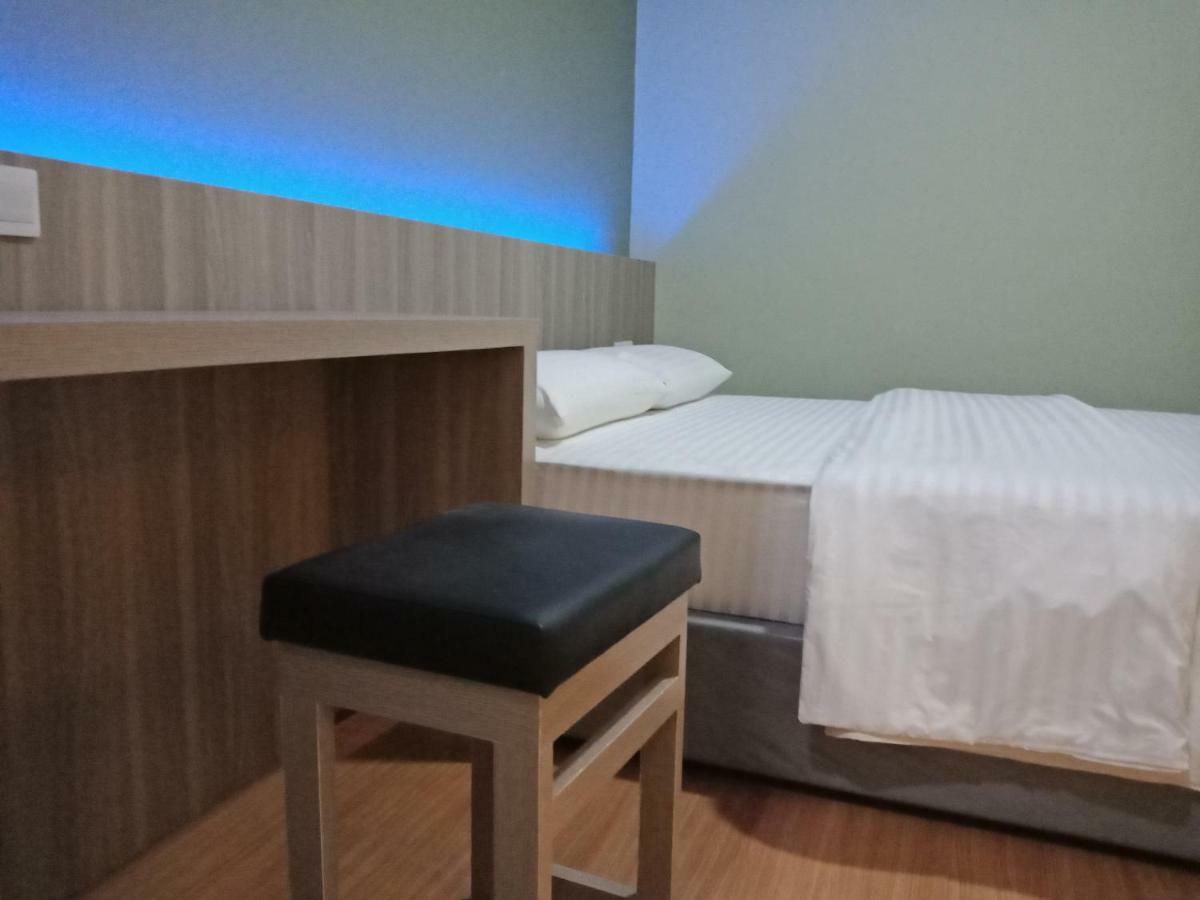 Hotel Sleeprest @ Golden Prima Batam Esterno foto