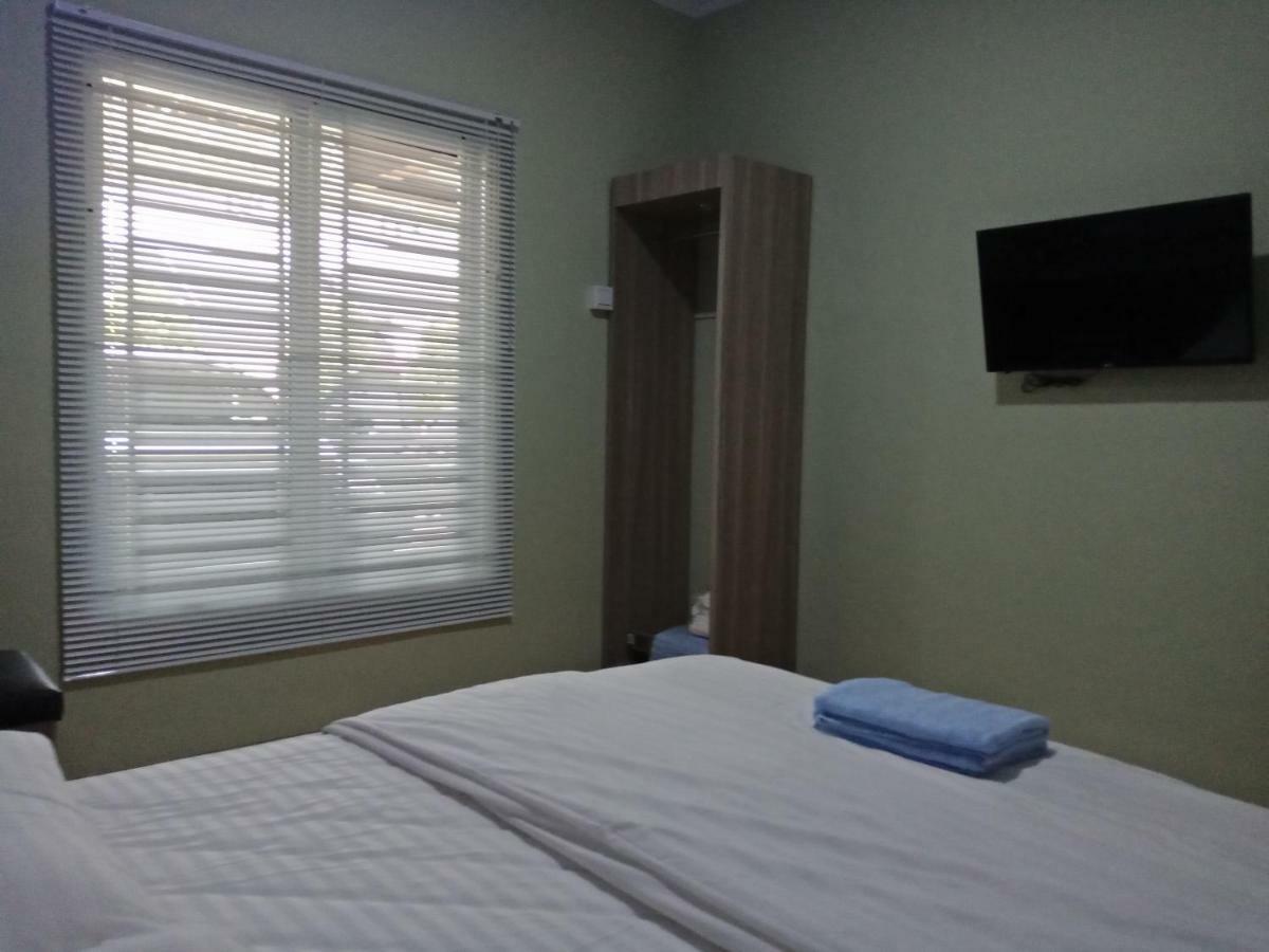 Hotel Sleeprest @ Golden Prima Batam Esterno foto