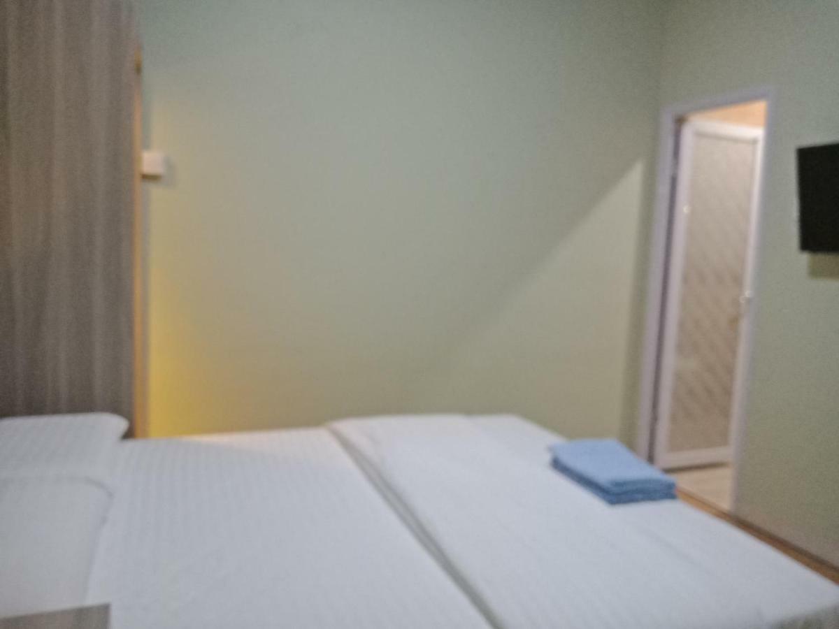 Hotel Sleeprest @ Golden Prima Batam Esterno foto
