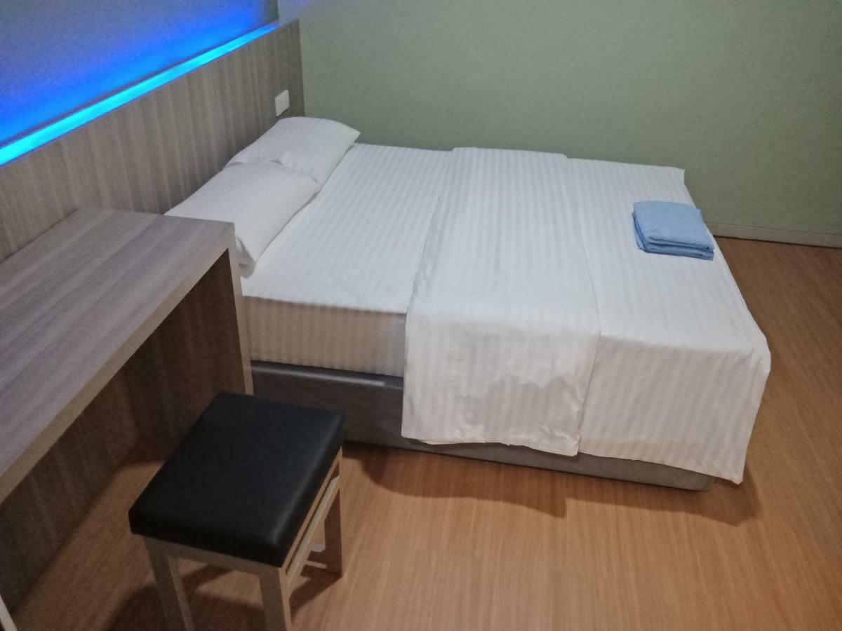 Hotel Sleeprest @ Golden Prima Batam Esterno foto