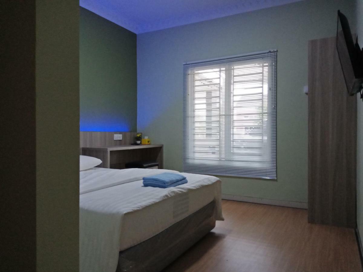 Hotel Sleeprest @ Golden Prima Batam Esterno foto